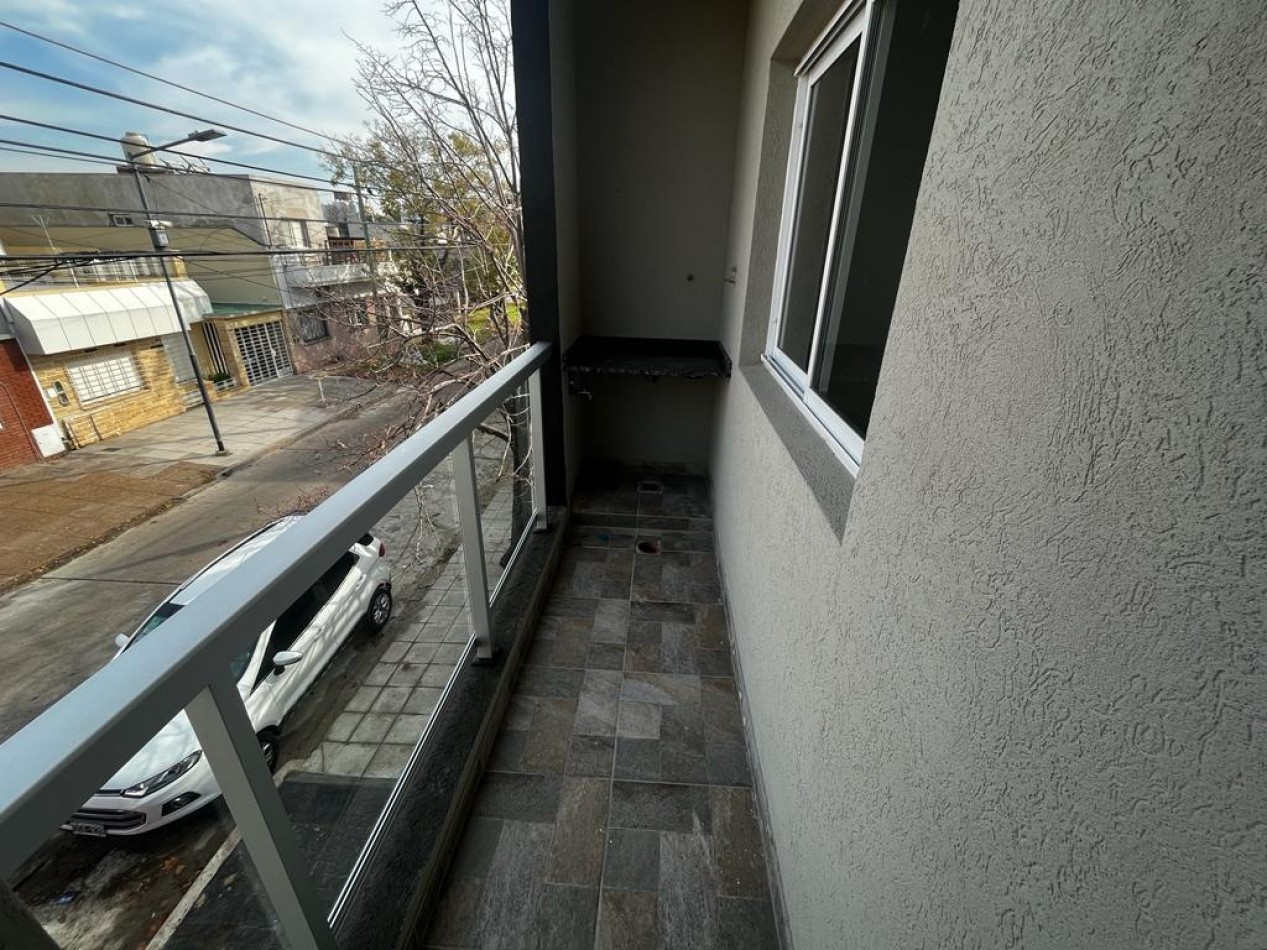 Hermoso PH de 3 ambientes en primer piso al frente en Villa Maipu. Se acepta vehiculo en parte de pago!!!