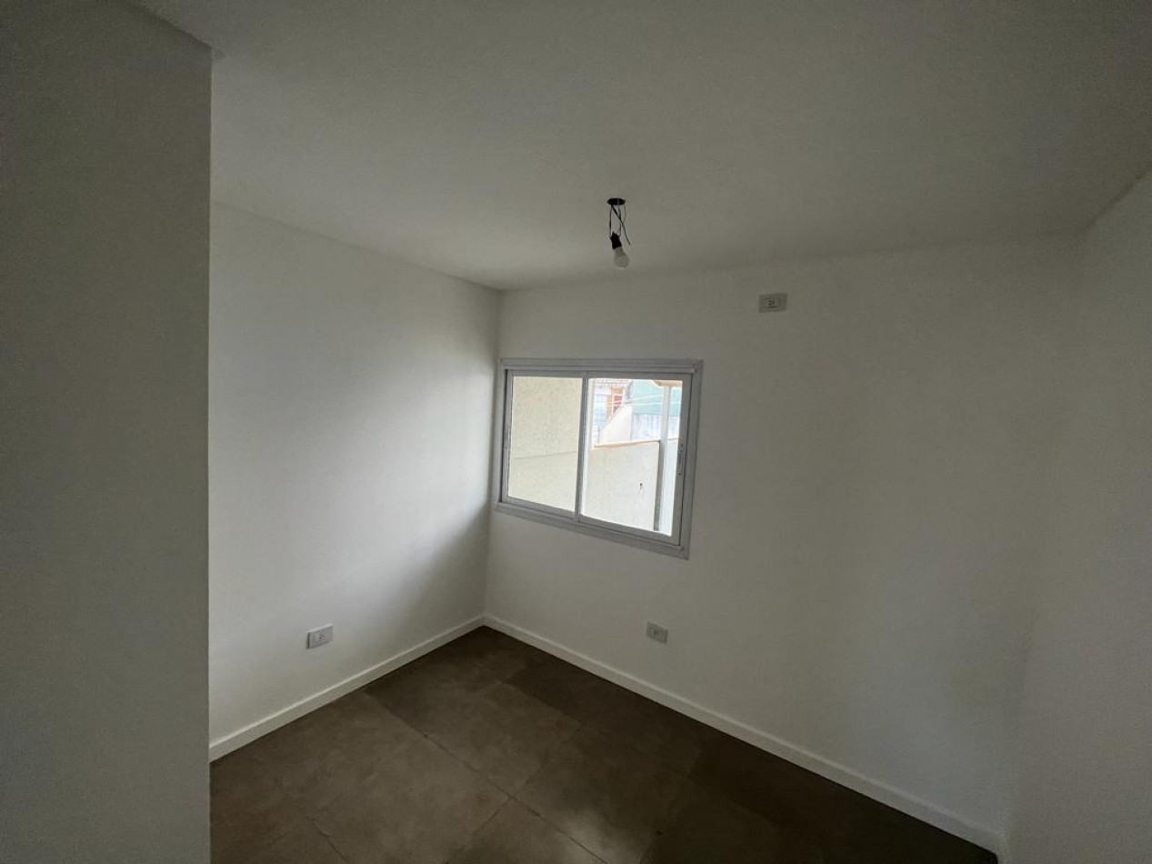 Hermoso PH de 3 ambientes en primer piso al frente en Villa Maipu. Se acepta vehiculo en parte de pago!!!