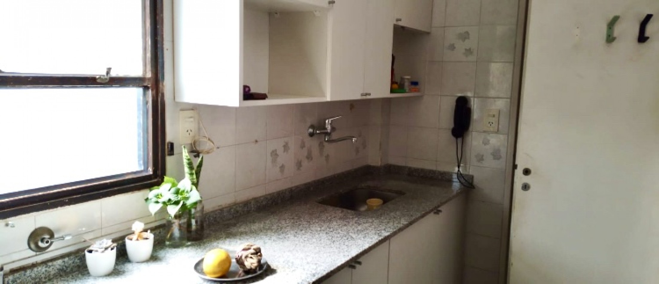 IMPECABLE DEPARTAMENTO DE TRES AMBIENTES CON COCHERA EN FLORIDA