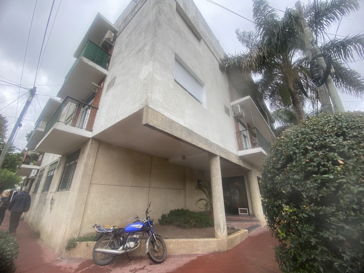 Amplio Departamento de dos amb en alquiler - Olivos