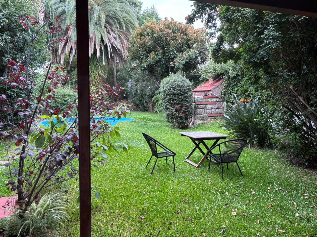 Alquiler casa de 6 amb en Olivos con cochera y jardin!