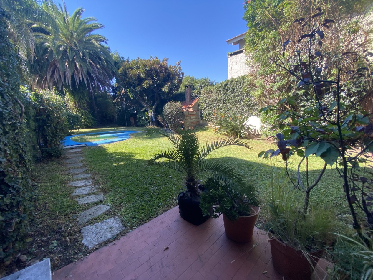 Alquiler casa de 6 amb en Olivos con cochera y jardin!