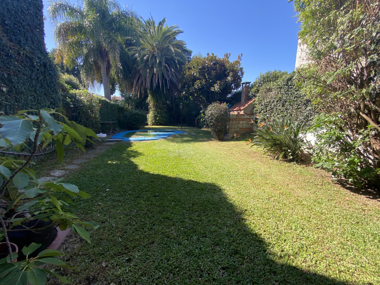 Alquiler casa de 6 amb en Olivos con cochera y jardin!