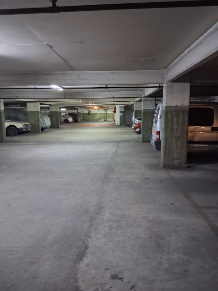 Cochera en Olivos a metros de Av. Maipu!