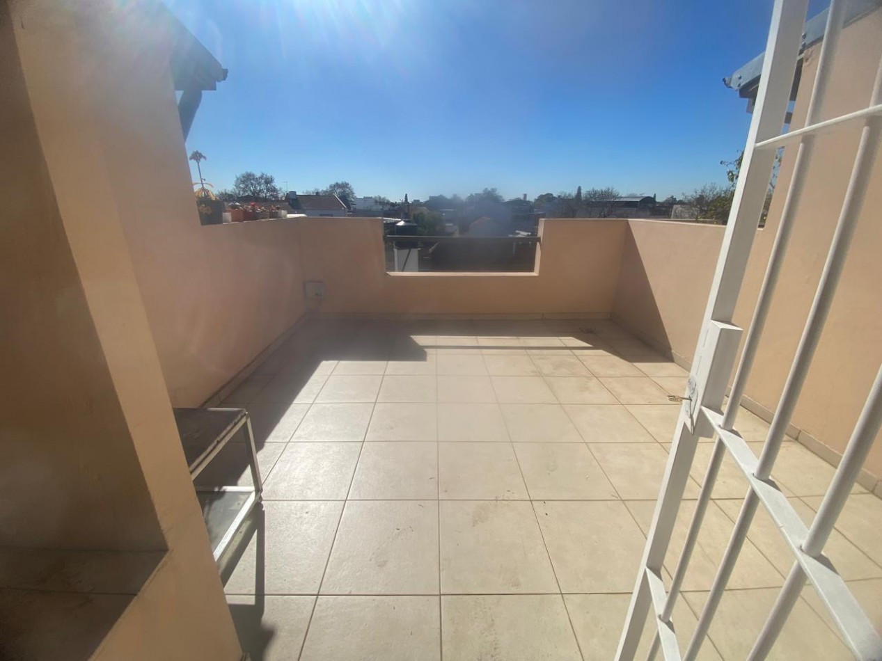 Departamento en alquiler de dos amb. con cochera en Florida Oeste