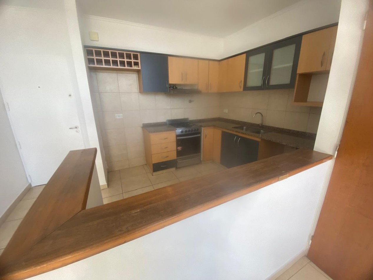 Departamento en alquiler de dos amb. con cochera en Florida Oeste