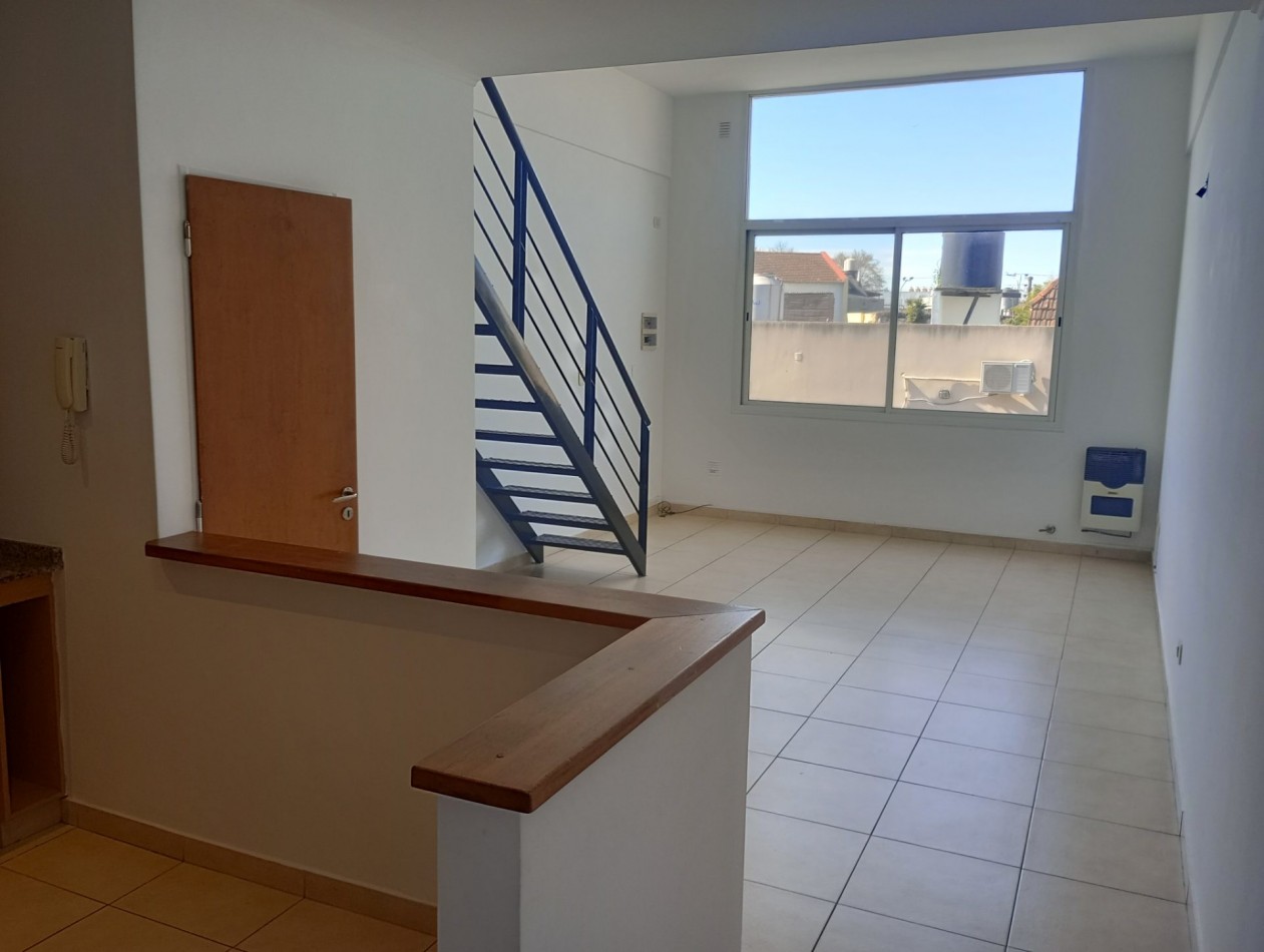 Departamento en alquiler de dos amb. con cochera en Florida Oeste