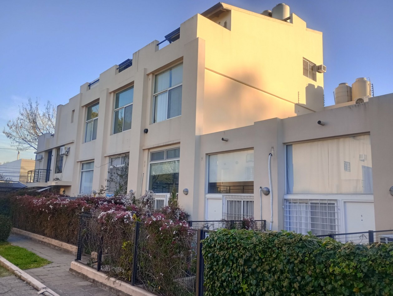 Departamento en alquiler de dos amb. con cochera en Florida Oeste
